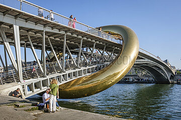 FRANCE. PARIS (75) 1ST DISTRICT. ?WHITE NIGHT 2023?. RINGDELUXE IS A MONUMENTAL INFLATABLE INSTALLATION IN SITU  A GOLDEN RING WHICH HANGERS THE LEOPOLD SEDAR-SENGHOR WALKWAY. A CREATION OF THE DUO OF FANTASTIC PLASTIC ARTISTS