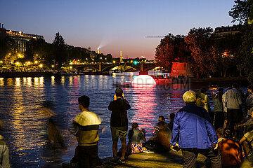 FRANCE. PARIS (75) 4TH DISTRICT. ?WHITE NIGHT 2023?. SUNSET IN PARIS   MONUMENTAL FLOATING INSTALLATION BY LUDMILA RODRIGUES AND MIKE RIJNIERSE  AT THE EASTERN TIP OF ILE SAINT-LOUIS. SUNSET IN PARIS RECREATES THE DAILY PHENOMENON OF SUNSET IN THE URBAN LANDSCAPE OF PARIS