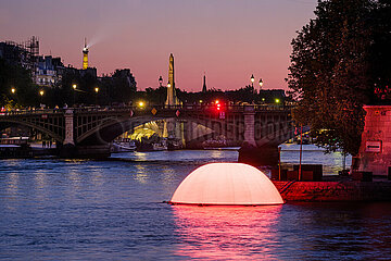 FRANCE. PARIS (75) 4TH DISTRICT. ?WHITE NIGHT 2023?. SUNSET IN PARIS   MONUMENTAL FLOATING INSTALLATION BY LUDMILA RODRIGUES AND MIKE RIJNIERSE  AT THE EASTERN TIP OF ILE SAINT-LOUIS. SUNSET IN PARIS RECREATES THE DAILY PHENOMENON OF SUNSET IN THE URBAN LANDSCAPE OF PARIS