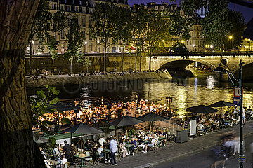 FRANCE. PARIS (75) 4TH DISTRICT. ?WHITE NIGHT 2023?. THE ACTIVITIES OF THE 2023 EDITION  CENTERED AROUND THE SEINE AND THE QUAYS  WHERE PARISIANS GATHERED TO CELEBRATE THIS ANNUAL APPOINTMENT (IN JUNE THIS YEAR) CULTURAL AND FESTIVE. HERE ON THE QUAYS  BELOW THE TOWN HALL