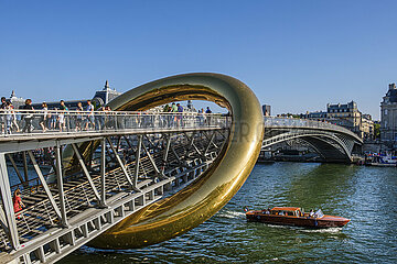 FRANCE. PARIS (75) 1ST DISTRICT. ?WHITE NIGHT 2023?. RINGDELUXE IS A MONUMENTAL INFLATABLE INSTALLATION IN SITU  A GOLDEN RING WHICH HANGERS THE LEOPOLD SEDAR-SENGHOR WALKWAY. A CREATION OF THE DUO OF FANTASTIC PLASTIC ARTISTS