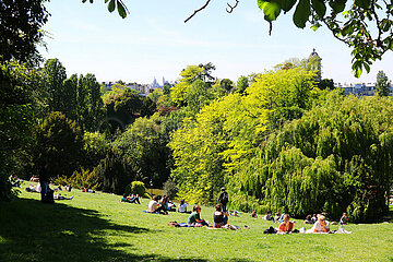 FRANCE. PARIS (75) 19TH ARRONDISSEMENT  BUTTES-CHAUMONT PARK  TIME TO RELAX NEAR THE TEMPLE OF THE SIBYLLE