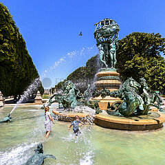 FRANCE. PARIS (75) 6TH DISTRICT. LUXEMBOURG GARDEN. CHILDREN PLAY DURING THE HEAT WAVE AT 38?C IN THE FOUNTAIN OF THE FOUR PARTS OF THE WORLD IN THE GARDEN OF THE GREAT EXPLORERS ON JUNE 29  2019