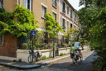 FRANCE. PARIS (75) 13 TH ARRONDISSEMENT. THE FLORAL CITY  MICRO DISTRICT (BUILD IN 1928) OF SMALL HOUSES  FLOWERED. THE RUE DES LISERONS (STREET OF BINDLES)