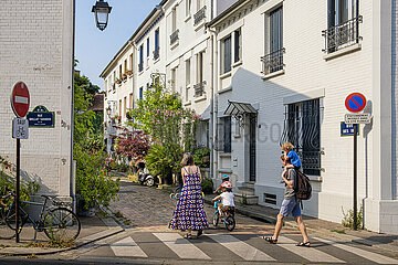 FRANCE. PARIS (75) 13 TH ARRONDISSEMENT. THE FLORAL CITY  MICRO DISTRICT (BUILD IN 1928) OF SMALL HOUSES  FLOWERED. RUE DES IRIS  FROM RUE BRILLAT-SAVARIN