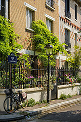 FRANCE. PARIS (75) 13 TH ARRONDISSEMENT. THE FLORAL CITY  MICRO DISTRICT (BUILD IN 1928) OF SMALL HOUSES  FLOWERED. THE RUE DES LISERONS (STREET OF BINDLES)