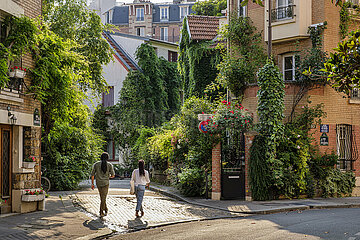 FRANCE. PARIS (75) 13 TH ARRONDISSEMENT. THE FLORAL CITY  MICRO DISTRICT (BUILD IN 1928) OF SMALL HOUSES  FLOWERED. RUE DES GLYCINES  FROM RUE DES ORCHIDEES