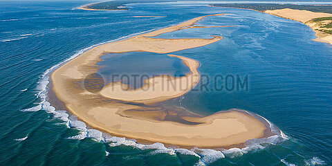 FRANCE. GIRONDE (33) ARCACHON BASIN. AERIAL VIEW OF THE SANDBANKS OF THE BANK OF ARGUIN