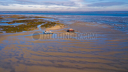 FRANCE. GIRONDE (33) LA TESTE DE BUCH  AERIAL VIEW OF THE FAMOUS CABANES TCHANQUEES (FISHERMEN'S HOUSES) SYMBOL OF THE ARCACHON BASIN NEAR THE ILE AUX OISEAUX