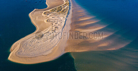 FRANCE. GIRONDE (33) ARCACHON BASIN. AERIAL VIEW OF THE SANDBANKS OF THE BANK OF ARGUIN