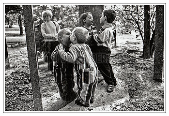 FRANCE. PARIS (75) CHILDREN AT PARC DE LA VILLETTE (1996) MODEL RELEASE OK