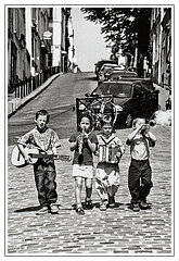 FRANCE. PARIS (75) MONTMARTRE  GROUP OF CHILDREN MUSICIANS (1999) MODEL RELEASE OK