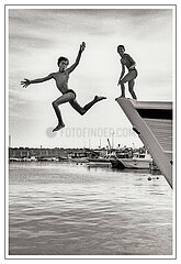FRANCE. HERAULT (34) SETE. YOUTH JUMPING FROM A BOAT (2002) MODEL RELEASE OK