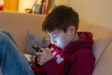 Junge mit Smartphone
