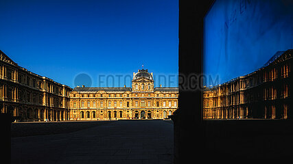 FRANCE. PARIS (75) 1ST DISTRICT. THE SQUARE COURT OF THE LOUVRE MUSEUM