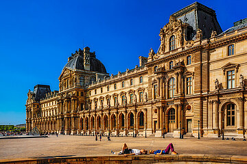 FRANCE.PARIS (75) 1ST DISTRICT. THE LOUVRE MUSEUM.PAVILLON RICHELIEU. TOURISTS REST IN THE COURTYARD NAPOLEON