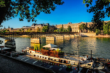 FRANCE. PARIS (75) 1ST DISTRICT. A BARGE ON THE QUAYS OF THE SEINE  NEAR THE PONT DES ARTS AND THE LOUVRE MUSEUM