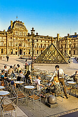 FRANCE. PARIS (75) CAFE TERRACE FACING THE LOUVRE PYRAMID  DESIGNED BY ARCHITECT IEOH MING PEI