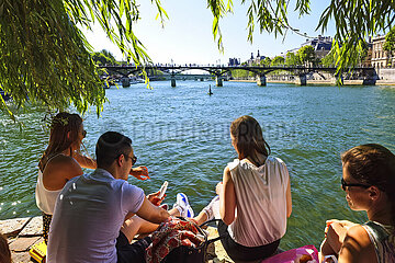 FRANCE. PARIS (75) PARISIANS ON THE WEEKEND ON THE QUAY  AT THE TIP OF VERT-GALANT ON THE ILE DE LA CITE  OPPOSITE THE PONT DES ARTS AND THE LOUVRE