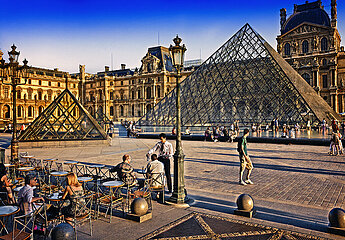 FRANCE. PARIS (75) 1E ARR. LOUVRE MUSEUM  THE PYRAMID DESIGNED BY THE ARCHITECT IEOH MING PEI