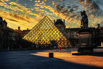 FRANCE. PARIS (75) 1ST DISTRICT. THE LOUVRE PYRAMID DESIGNED BY ARCHITECT IEOH MING PEI AT SUNSET. FACING THE LOUVRE MUSEUM  AND IN THE HEART OF THE COUR NAPOLEON