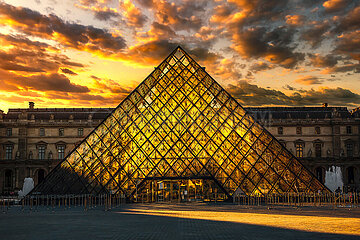 FRANCE. PARIS (75) 1ST DISTRICT. THE LOUVRE PYRAMID AT SUNSET. FACING THE LOUVRE MUSEUM  AND IN THE HEART OF THE COUR NAPOLEON