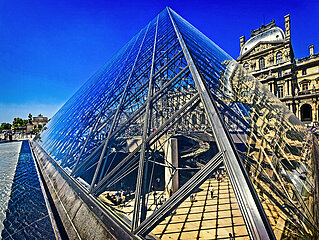 FRANCE. PARIS (75) PERSPECTIVE OF THE LOUVRE PYRAMID  DESIGNED BY ARCHITECT IEOH MING PEI  FROM THE NAPOLEON COURT  WITH THE SULLY PAVILION OF THE LOUVRE MUSEUM IN THE BACKGROUND