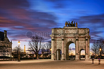 FRANCE. PARIS (75) 1ST DISTRICT. THE ARC DE TRIOMPHE DU CARROUSEL  WITH THE EIFFEL TOWER IN THE BACKGROUND AT DUSK