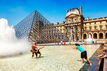 FRANCE. PARIS (75) 1ST DISTRICT. LOUVRE MUSEUM. TOURISTS TAKE PHOTOS IN THE LOUVRE PYRAMID BASIN IN STRONG HEAT
