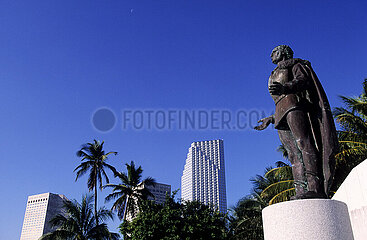 UNITED STATES  FLORIDA  MIAMI  CRISTOFO COLOMBUS STATUE IN FRONT OF DOWNTOWN BUILDINGS