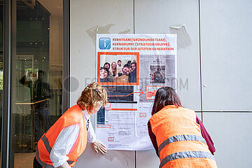 Letzte Generation klebt Plakate an den Eingang der Generalstaatsanwaltschaft München