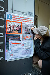 Letzte Generation klebt Plakate an den Eingang der Generalstaatsanwaltschaft München