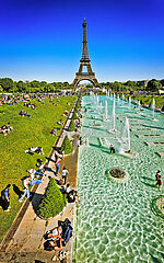 FRANCE. PARIS (75) PEOPLE TANNING AROUND THE BASINS OF TROCADERO GARDENS BY A STRONG HEAT