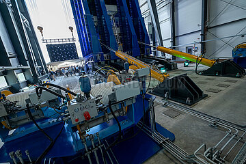 Deutschland  Bremerhaven - Einweihung des Rotorblattpruefstands 115m+ (fuer Windraeder) beim Fraunhofer-Institut IWES  Blick von hinten auf die Testanlage