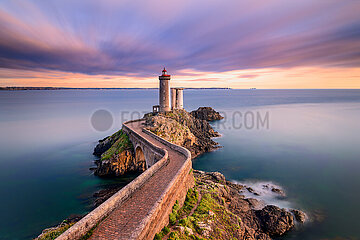 FRANCE  FINISTERE (29)  PLOUZANE. PETIT MINOU LIGHTHOUSE AT SUNSET. IT INDICATES TO THE BOATS WISHING TO GO TO BREST  THE ROUTE TO FOLLOW TO ENTER THE HARBOR. IT FORMS AN ALIGNMENT WITH THE PORTZIC LIGHTHOUSE. IT ALSO HAS A RED SECTOR WHICH MARKS THE FILLETTES PLATEAU  ONE OF THE SUBMERGED ROCKS OF THE GOULET DE BREST. THE BRETON ORIGIN  MIN COULD MEAN MOUTH  MOUTHPIECE. MIN BECOMES MINOU IN THE PLURAL