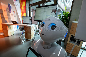 Deutschland  Bremen - Mit KI ausgestatteter Roboter im Transferzentrum fuer Kuenstliche Intelligenz BREMEN.AI (fuer Transfer zwischen Wirtschaft und Wissenschaft)