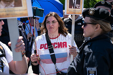 Berlin  Deutschland  Pro-russische Unterstuetzerin am Tag des Sieges vor dem Sowjetischen Ehrenmal  Schriftzug auf T-Shirt Russland auf russisch