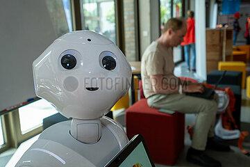 Deutschland  Bremen - Mit KI ausgestatteter Roboter im Transferzentrum fuer Kuenstliche Intelligenz BREMEN.AI (fuer Transfer zwischen Wirtschaft und Wissenschaft)