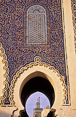 MOROCCO. FES. BAB BOUJLOUD (BLUE GATE). THE IMPOSING ENTRANCE DOOR WITH ITS MOSAIC TILES IS THE MOST EMBLEMATIC PORTAL OF FES EL-BALI  THE OLD MEDINA (WORLD HERITAGE SITE BY UNESCO)
