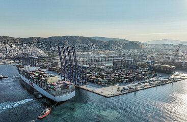 Griechenland-Piraeus Port-Oocl Piräus Containerschiff
