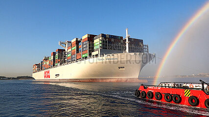 Griechenland-Piraeus Port-Oocl Piräus Containerschiff