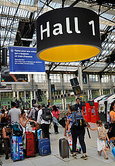 PARIS (75) 12 TH DISTRICT. GARE DE LYON STATION. TRAVELLERS WAITING IN THE HALL 1
