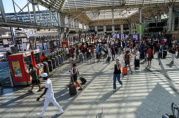 PARIS (75) 12 TH DISTRICT. GARE DE LYON STATION. TRAVELLERS WAITING IN THE HALL 2
