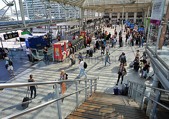 PARIS (75) 12 TH DISTRICT. GARE DE LYON STATION. TRAVELLERS WAITING IN THE HALL 2
