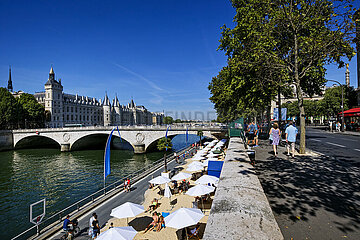 PARASOLS OF 'PARIS-PLAGES'. SEINE RIVER  CONCIERGERIE AND CLOCK TOWER  CHATELET PLAZA IN PARIS  FRANCE