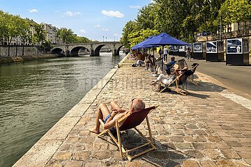 FRANCE. PARIS (75) 4TH DISTRICT. PARIS PLAGES 2023. PEOPLE LYING ON SUNCHAIRS IN THE SUN