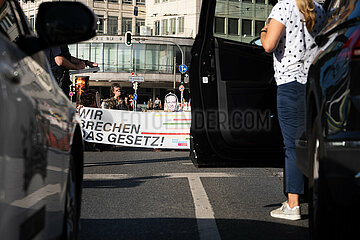 Mit Masken von Scholz  Habeck & Wissung: Letzte Generation Blockade in München