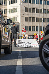Mit Masken von Scholz  Habeck & Wissung: Letzte Generation Blockade in München