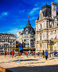 FRANCE. PARIS (75) 4TH DISTRICT. VOLLEYBALL TOURNAMENT AT PARIS-PLAGES 2015. PARVIS DE L'HOTEL DE VILLE. HOTEL DE VILLE BAZAAR STORE NAMED BHV