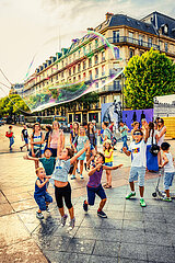 FRANCE. PARIS (75) 4TH DISTRICT. CHILDREN PLAY WITH A SOAP BUBBLE ON THE TOWN HALL FORECOURT